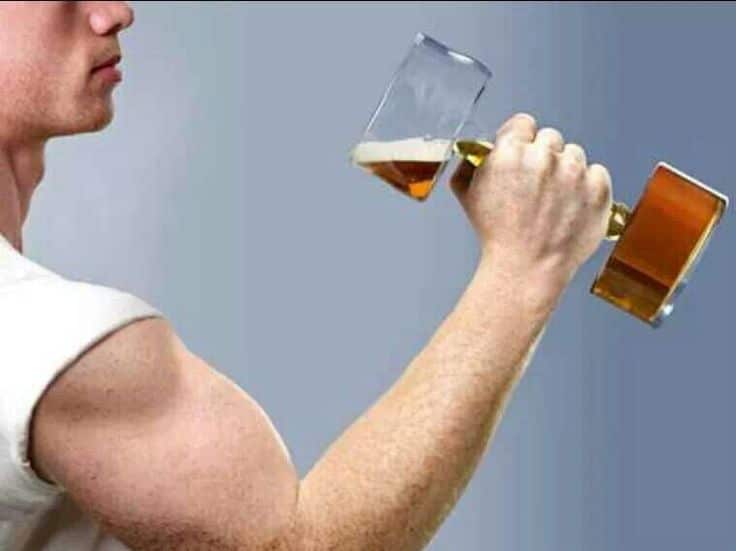 飲酒翌日の筋トレを行っても、アルコール分解のために肝臓が無理をし、筋肉の生成とタンパク質合成が後回しにされる現象