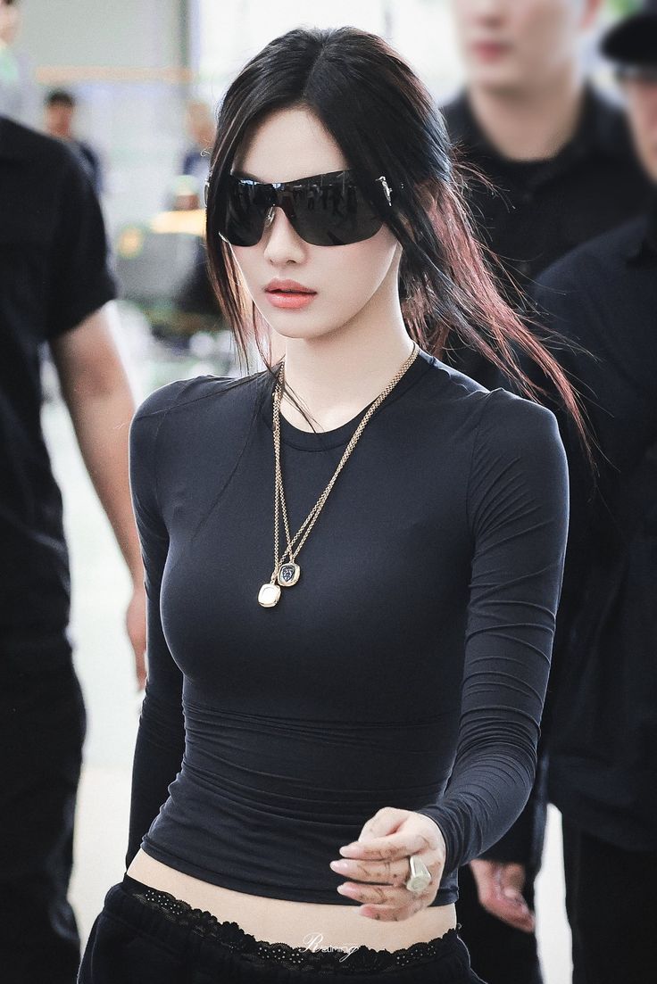 黒のトップスの着こなしを引き立てるaespaニンニンの完璧な直角肩と真っ直ぐな鎖骨ライン