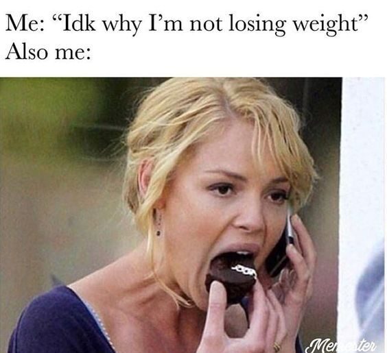 なぜ痩せないのか分からないと言いながらカップケーキを食べている、ダイエット共感ミーム（画像）