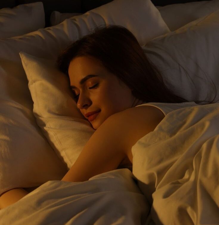 편안하게 숙면을 취하고 있는 여성, 호르몬 불균형과 다이어트 정체기를 예방하는 질 좋은 수면의 중요성