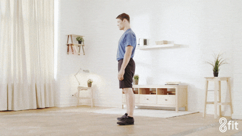 一位男子以控制得當的動作進行標準深蹲的動態 GIF 圖片。旨在直觀展示正確的深蹲姿勢，並作為介紹如何避免膝蓋疼痛、有效鍛鍊下半身肌群的 3 大核心要點文章之代表縮圖。
